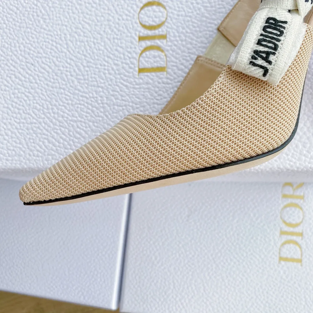 👟👟Ex-factory price 440👟👟 Developed one-to-one from the original version, 👠👠✨ ✨Dior’s popular sandals are new🔥 🔥 The same style as the most popular internet celebrities and celebrities of the year💁 💁. Imported fabric, lining and feet are made of calfskin lining🐑. Original molded heel, heel height 10Cm 6.5cm💘 Original molded metal outsole with five-pointed star LOGO mark✨. Original bow, 💅 Italian leather outsole. 👄💋 Full set of packaging (bags, cards, invoices, one-to-one wrapping paper) 34 40 41 customized